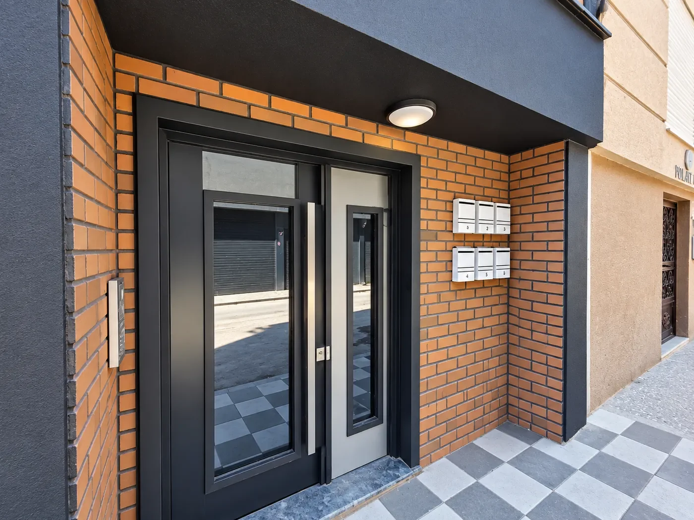 Apartmanın giriş kapısı