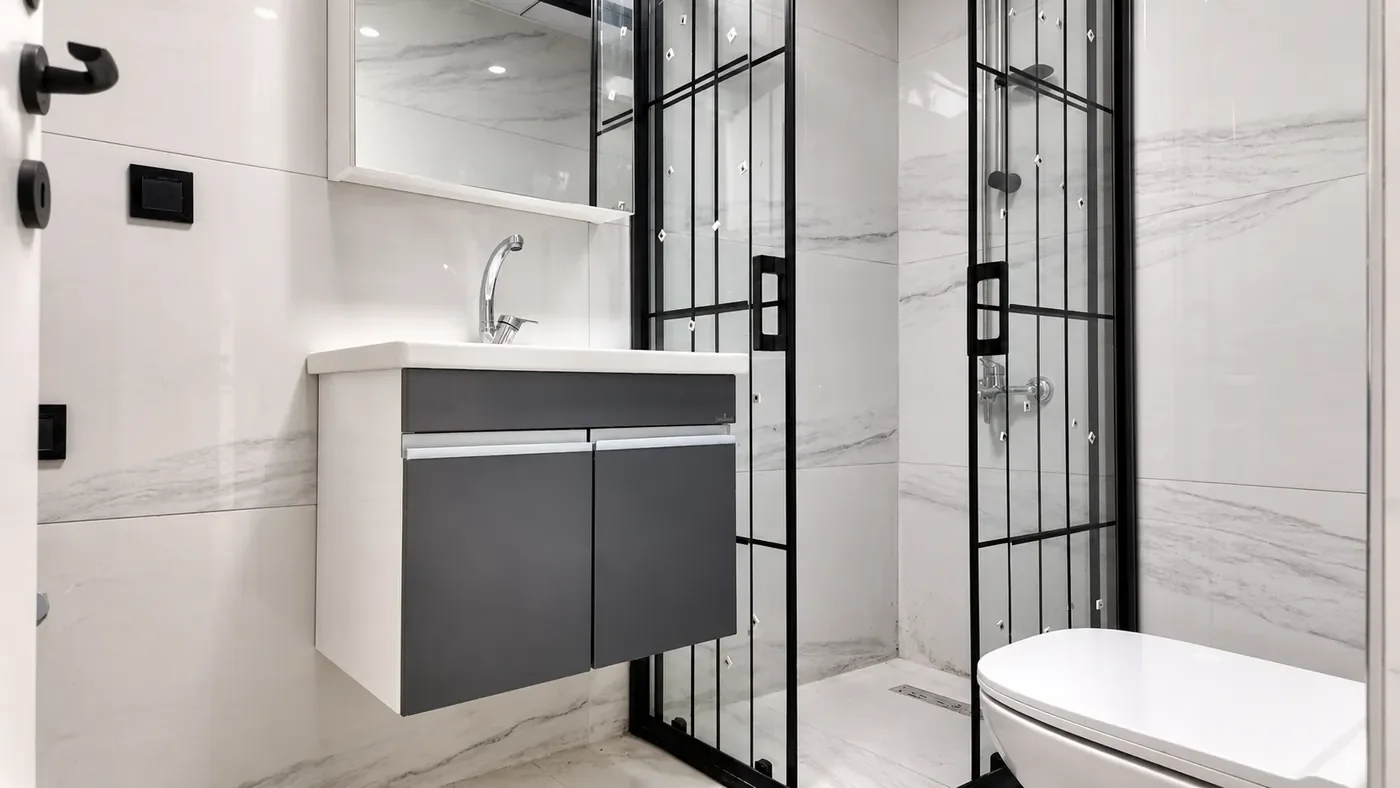 Dairenin duş kabini ve lavabo bulunan banyosu