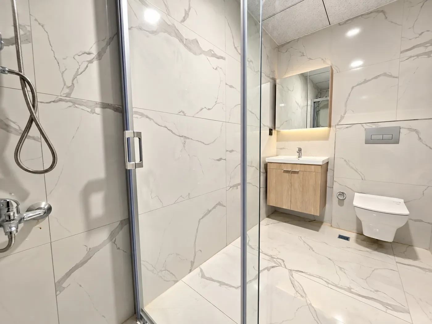 Banyonun lavabo, duş ve tuvalet bölümü