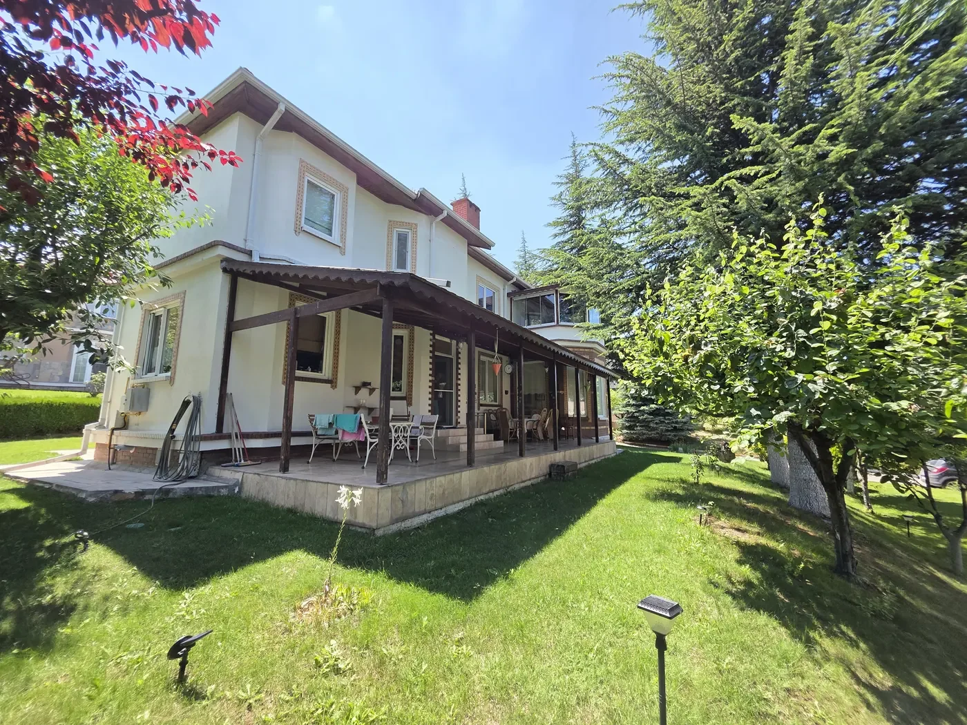 Bahçe ve verandaya açılan villa cephesi