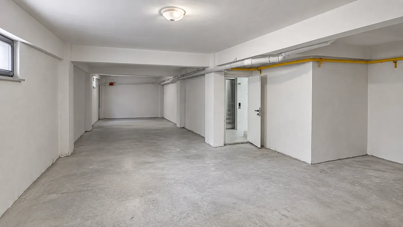 Binanın kapalı otopark alanı
