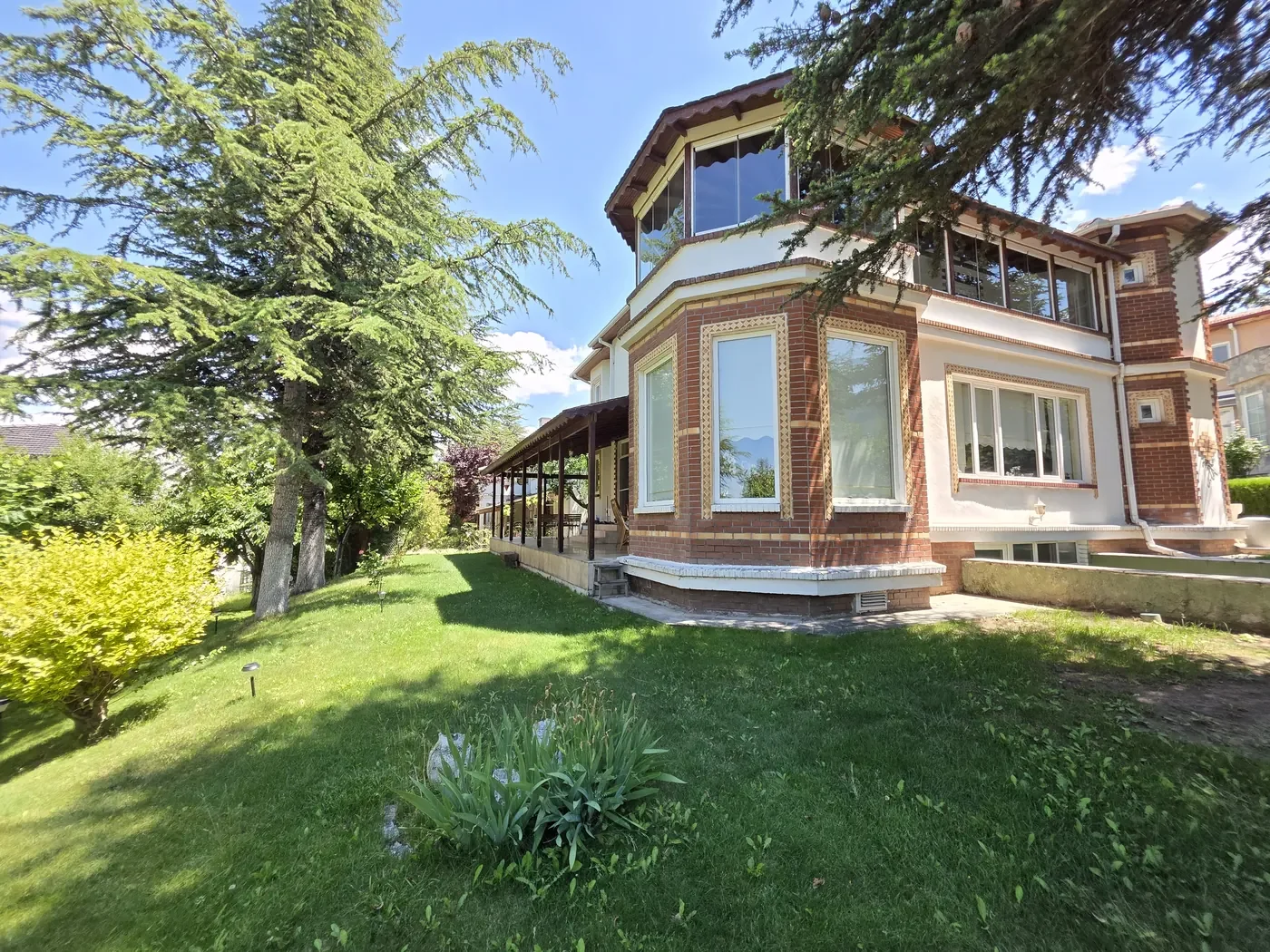 Sazova Karabayır Taş Konaklar Sitesi'ndeki villanın bahçeden görünen dış cephesi