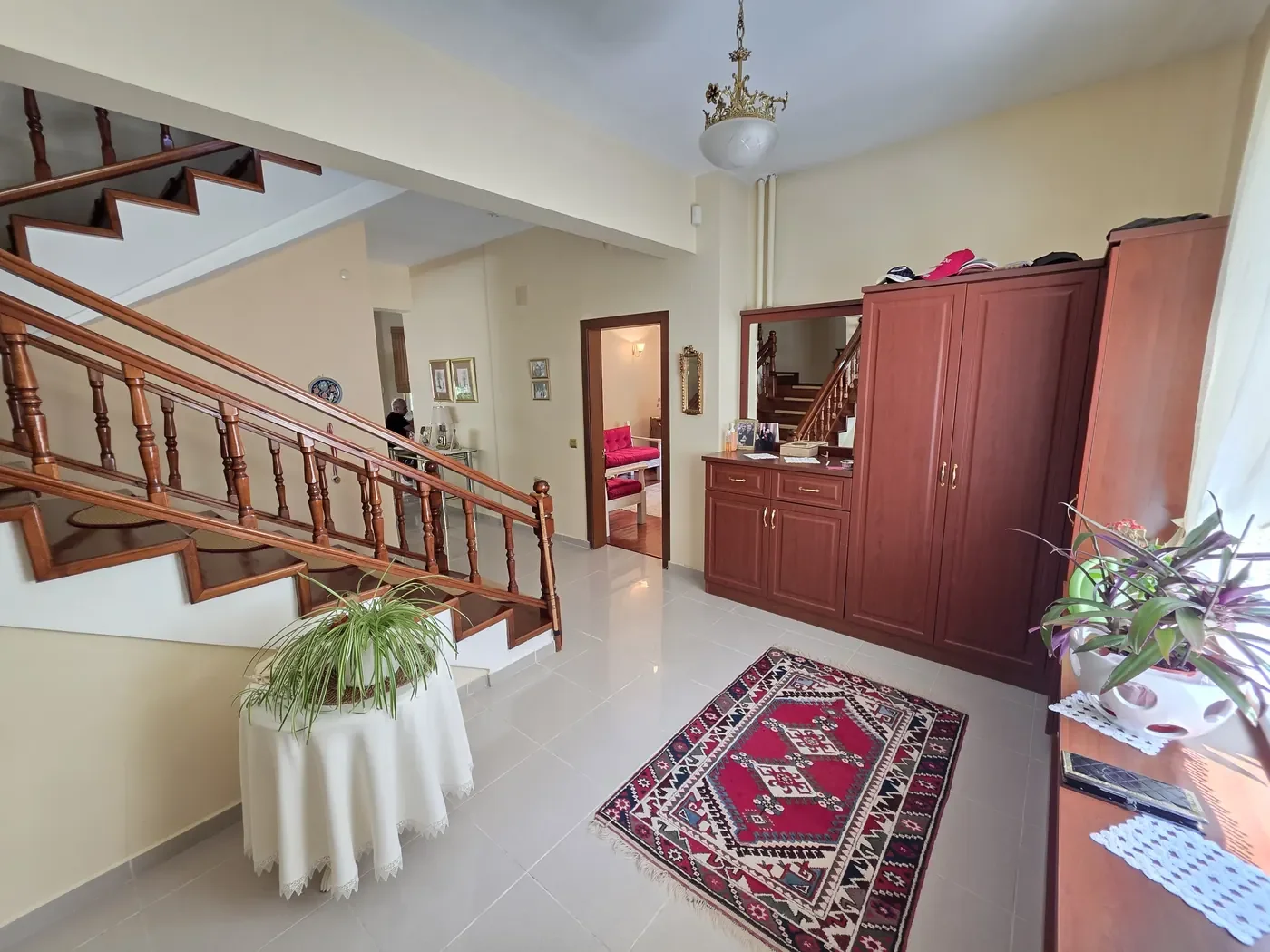 Villa girişindeki ahşap merdiven