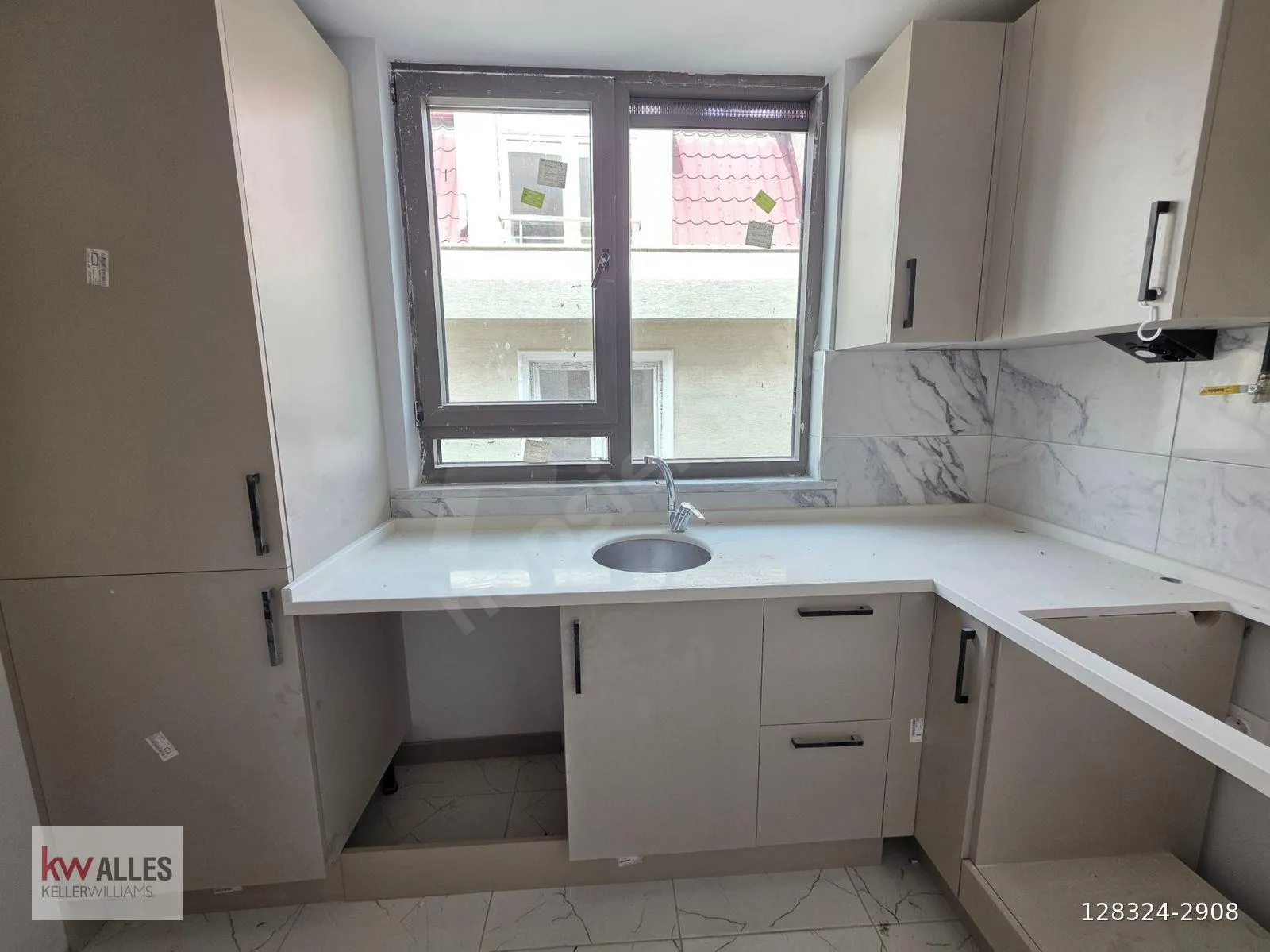 Kira sözleşmesi öncesi gezilecek sıfır kiralık dairenin ayrı mutfağı
