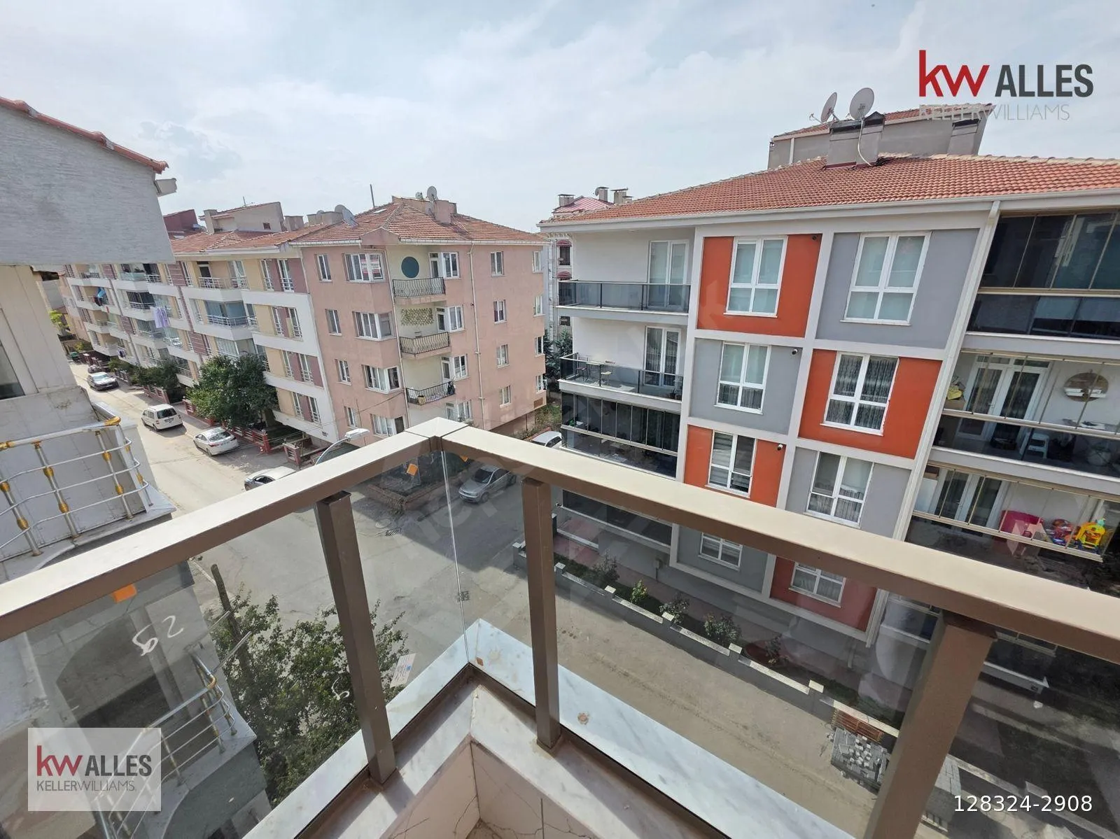 Eskişehir tramvaya yakın kiralık daire örneği – Bahçelievler'deki dairenin sokak cephesindeki balkonu