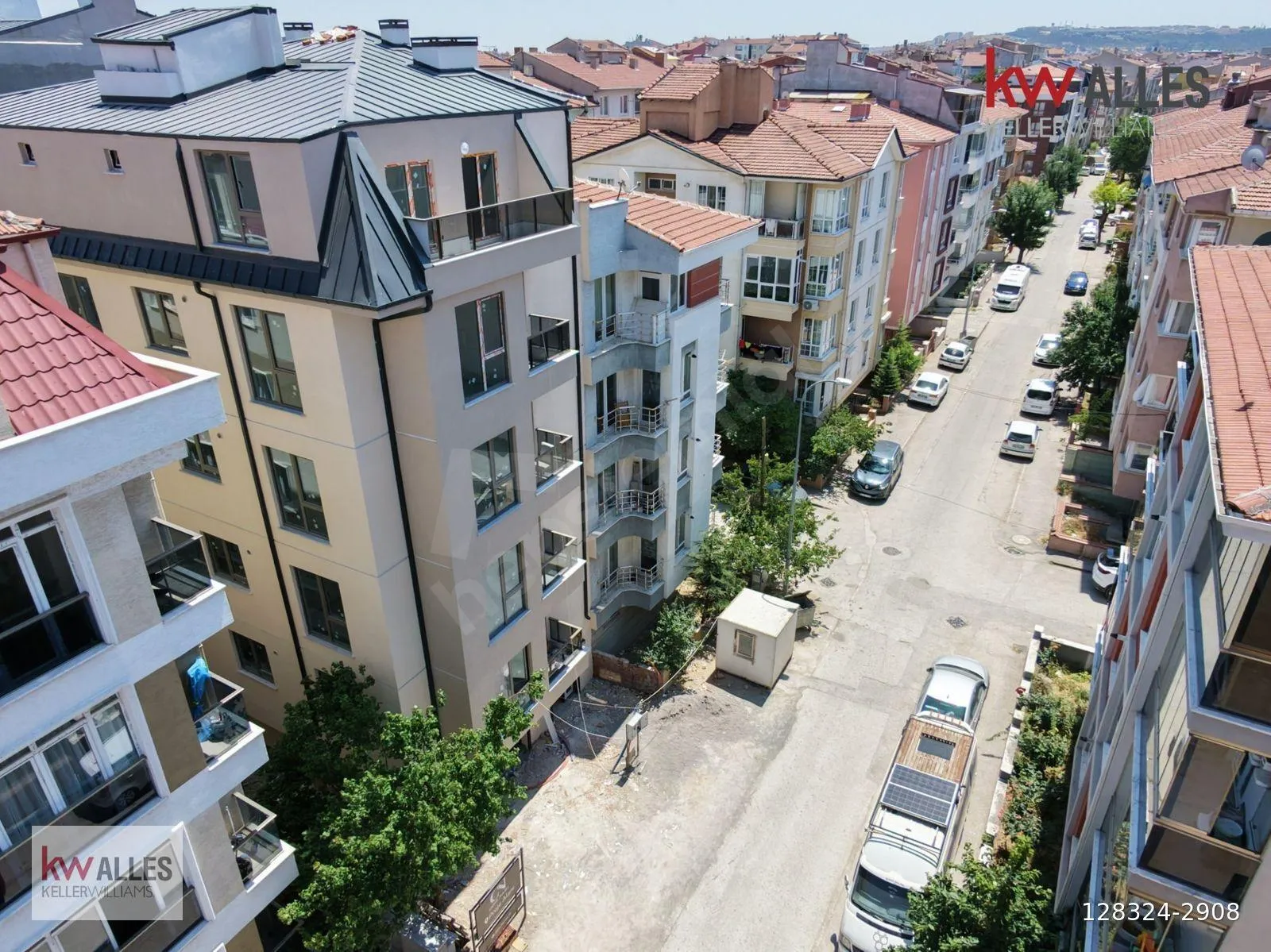 Bahçelievler Mahallesi – Tepebaşı'nda yeni binaların bulunduğu sokağın havadan görünümü