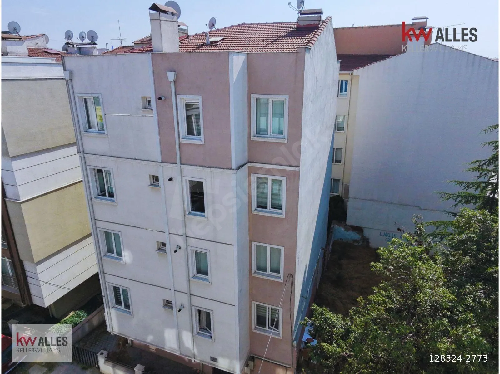 Bahçelievler'de satılık 1+1 dairenin bulunduğu binanın yandan görünümü