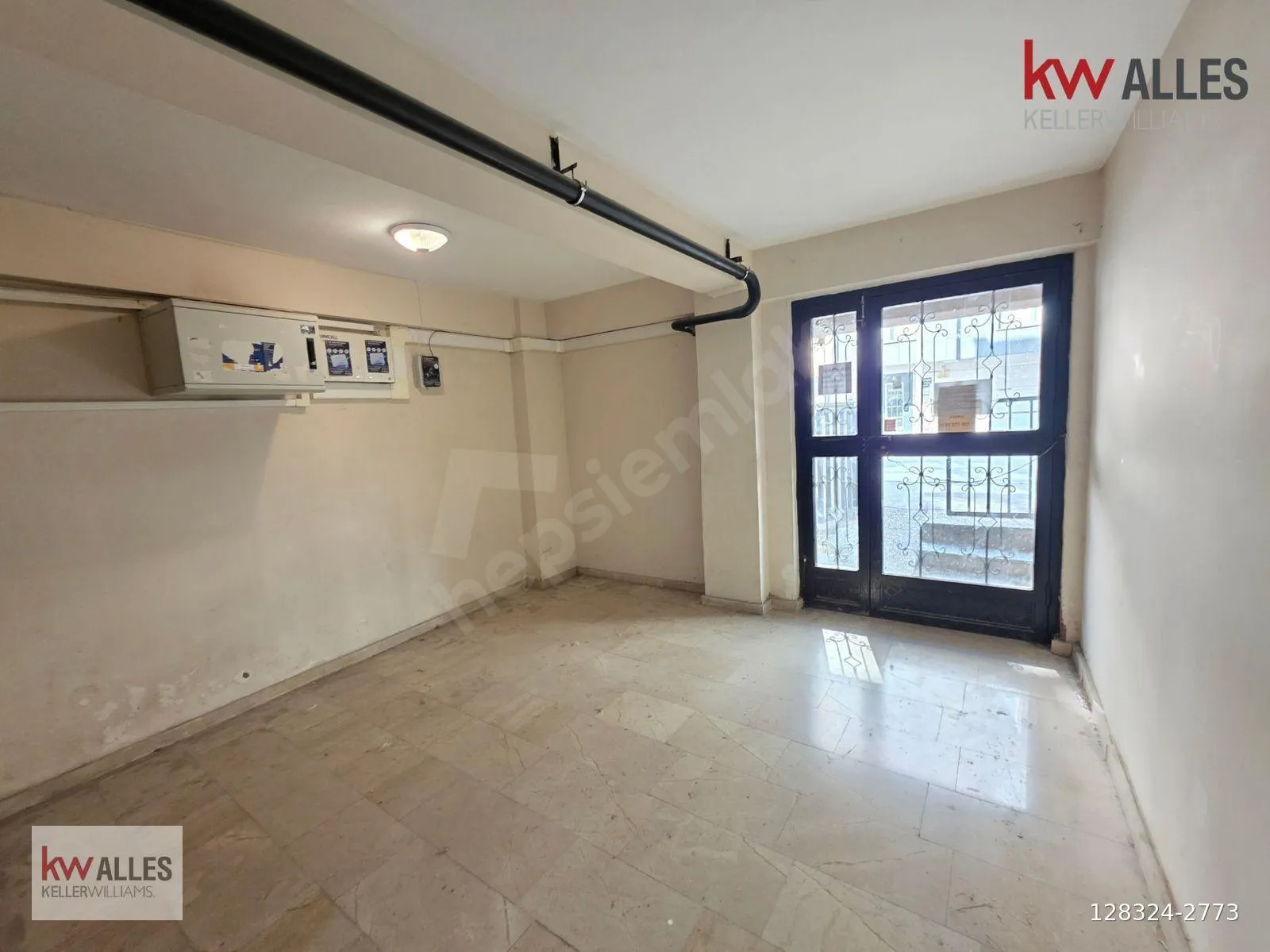 Asansörsüz bina – dört katlı apartmanın giriş bölümü