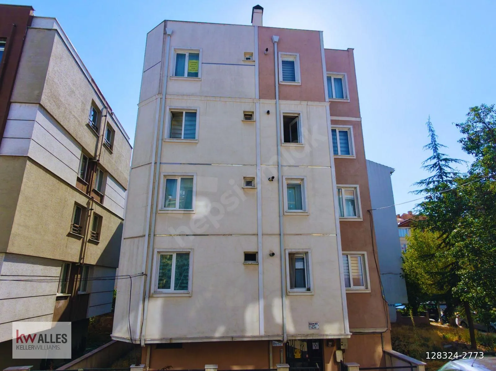 Enerji kimlik belgesi – ısı yalıtımlı bir apartmanın dış cephesi