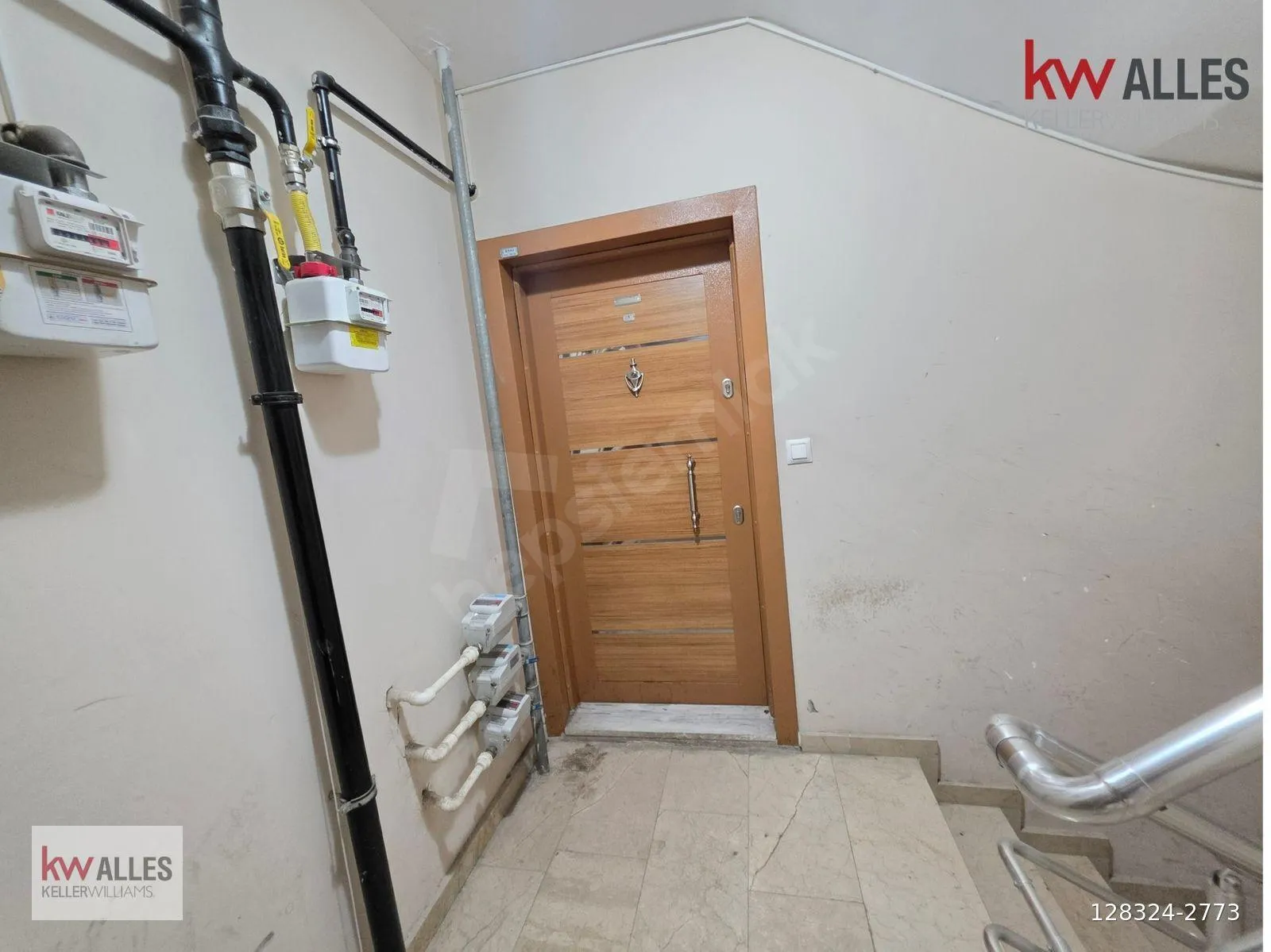 Ara kat daire – merdiven sahanlığındaki daire giriş kapısı