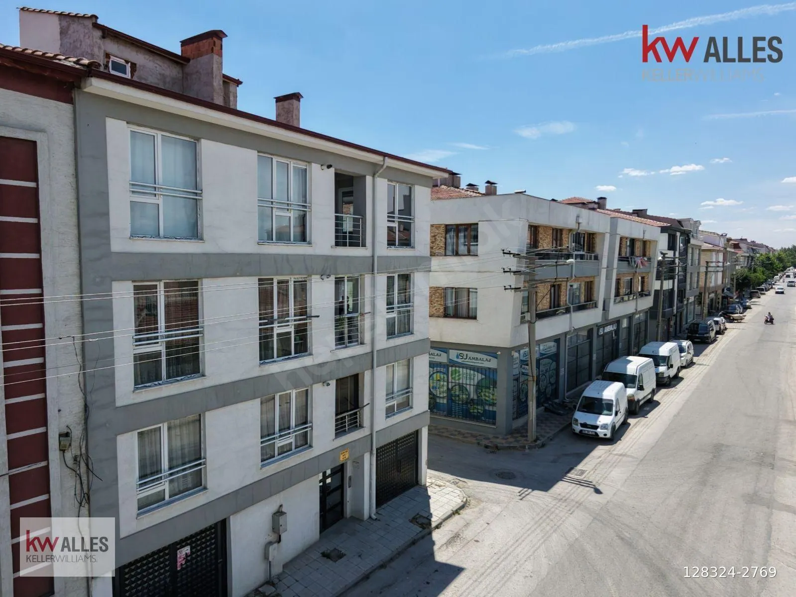 Zafer Mahallesi – Tepebaşı'nda apartmanların bulunduğu sokağın görünümü